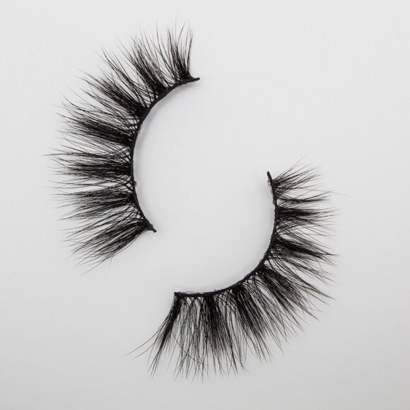 Fluttery False Eyelashes – Light Volume & Reusable | Libra Style - Picture 3 of 3